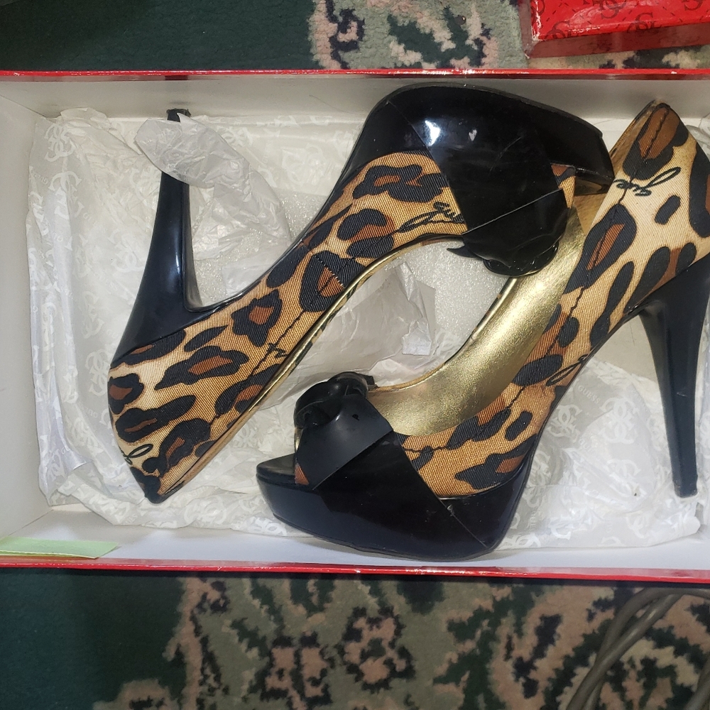 Guess, size 7, black/gold